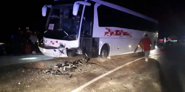 Otobüsle otomobilin çarpıştı: 2 yaralı