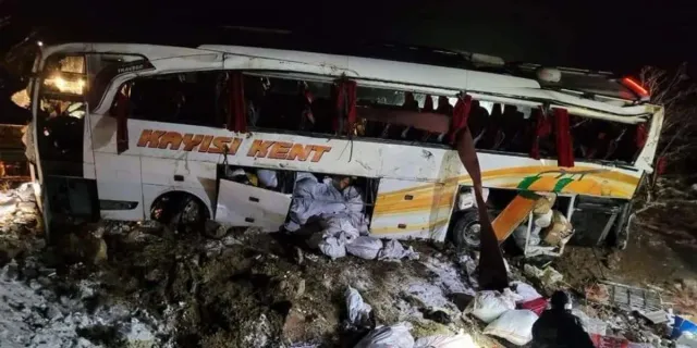 Yolcu otobüsü şarampole devrildi: Ölü ve yaralılar var