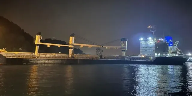 Yük gemisi karaya oturdu! İstanbul Boğazı ulaşıma kapandı