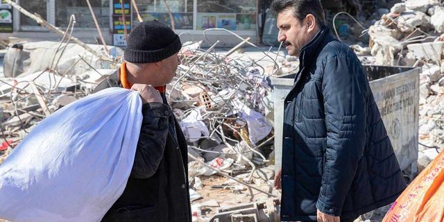 Dikili Belediye Başkanı, Malatya ve Adıyaman'da depremzedeleri ziyaret etti