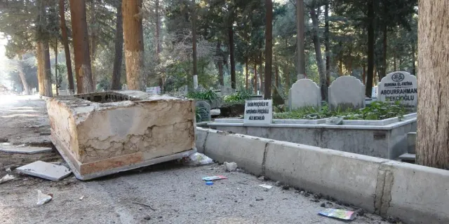 Deprem sonrası bazı mezarlar yola uçtu
