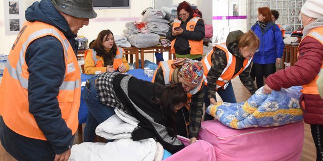 Foça'da deprem bölgesi için yardımlar toplandı