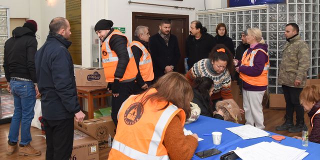 Foça'dan deprem bölgesine yardıma devam