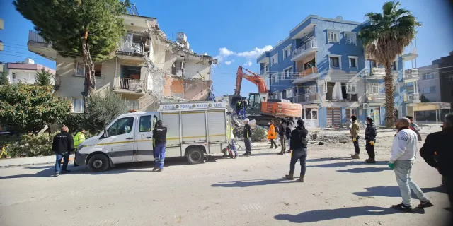 İzBB ekipleri deprem bölgesindeki su sorunu için devrede
