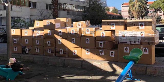 Karşıyakalı taraftarlardan depremzede çocuklara kaban desteği