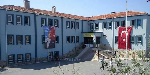 Aileler tedirgin! Foçalı çocuklar riskli binalarda eğitim görüyor!