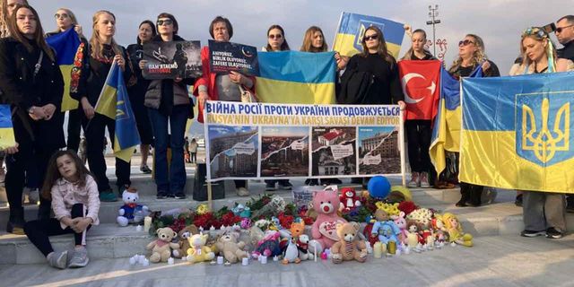 Rusya-Ukrayna savaşının birinci yılında, savaşta ölen çocuklar İzmir'de anıldı