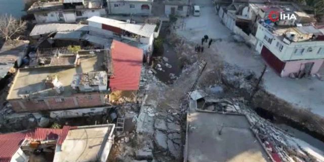 İnanılmaz görüntüler! Deprem nedeniyle yer yarıldı, evler 3 metre dibe çöktü!