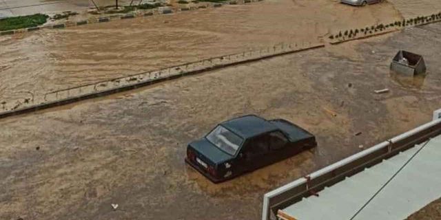 Aliağa'da yollar göle döndü! 4 kişi araçlarında mahsur kaldı!