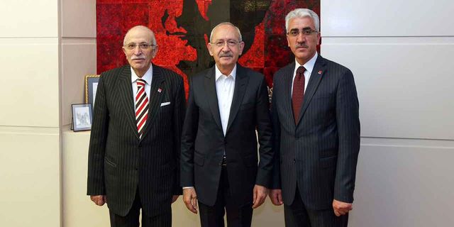 AKP'li eski vekil CHP'ye katıldı! Rozetini Kılıçdaroğlu taktı!