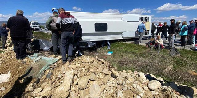 Denizli'de turistleri taşıyan midibüs kaza yaptı: 2 kişi öldü, 23 kişi yaralı