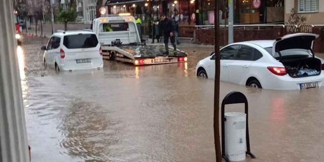 İzmir Dikili'de yağmur sele döndü, araçlar suya gömüldü!