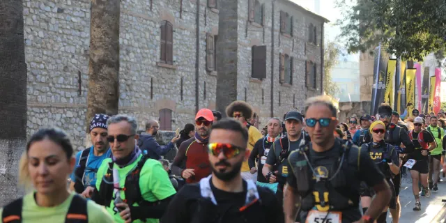Efes maratonunda sporcular depremzedeleri unutmadı