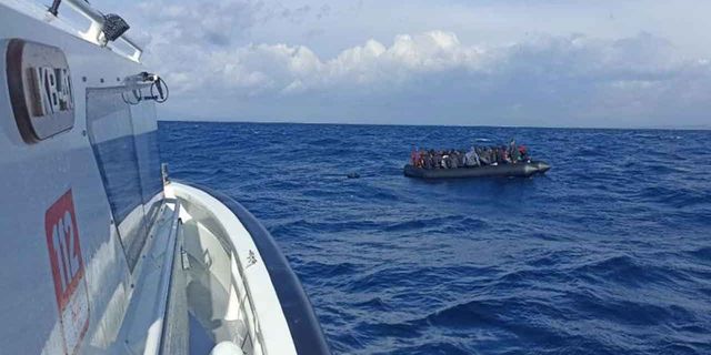 Yunanistan tarafından geri itilen 80 göçmen İzmir'de kurtarıldı