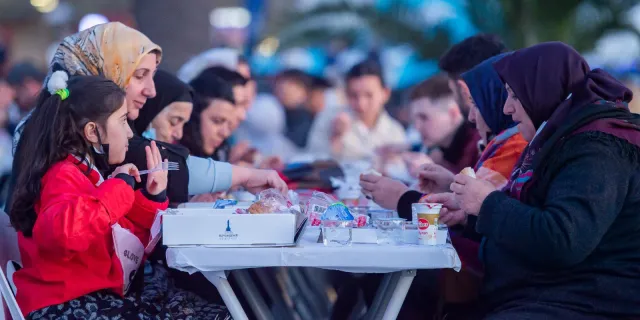 İzmir Büyükşehir'in iftar bütçesi afet bölgesindeki illere ayrılacak
