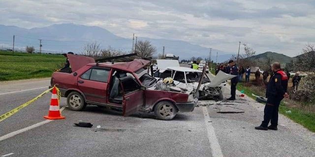 İzmir'de iki otomobil çarpıştı: 2 ölü, 1 yaralı!