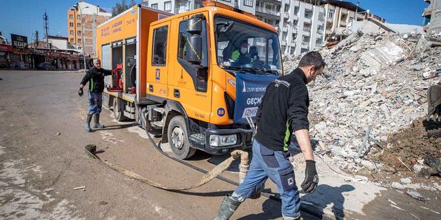 İzmir'in ekipleri deprem bölgesinde 'su' için çalışıyor