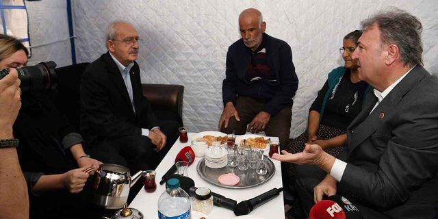 Kılıçdaroğlu depremzedelerle çay içti: Tüm başkanlarımızla sahadayız!