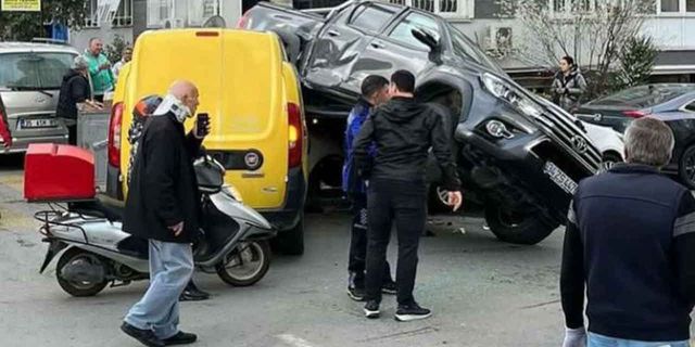 İzmir'de iki araç kafa kafaya çarpıştı!
