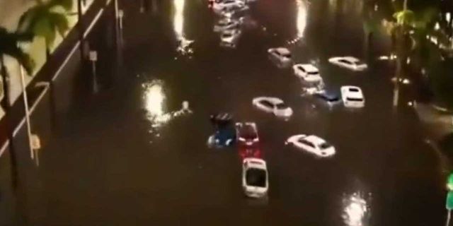 Florida'da sel felaketi! Yüzlerce araç sular altında