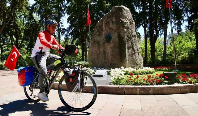 Cumhuriyet'in 100. yılı için Sivas'tan Karşıyaka'ya bisikletle geldi