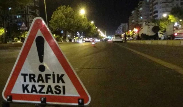 Devrilen otomobildeki anne ve kızı yaralandı