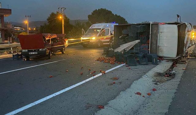 İzmir'de kaza: Kamyonet ile otomobil çarpıştı, 1 kişi öldü!