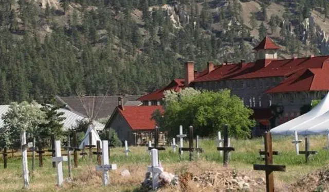 Eski yatılı kilise okulunda çocuk mezarları bulundu
