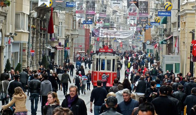 İstanbul'da bir otelin çatısında yangın çıktı: Ekipler müdahale ediyor