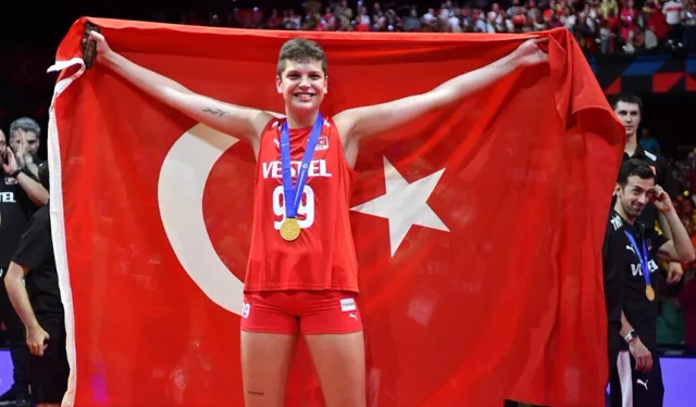 Milli voleybolcu Ebrar Karakurt, Cumhuriyetin 100. yılını kutladı...
