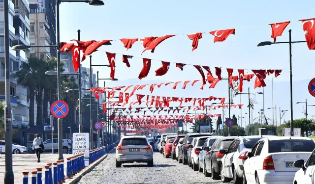 İzmir'de 100. yıl hazırlığı: 85 bin bayrakla süslendi