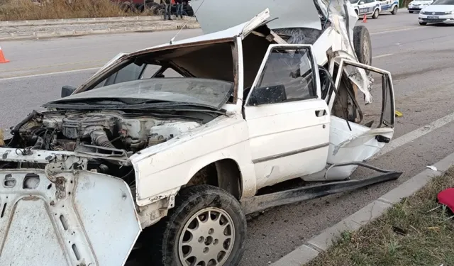Amasya'da feci kaza: İkiye ayrılan araçtan sağ çıktılar