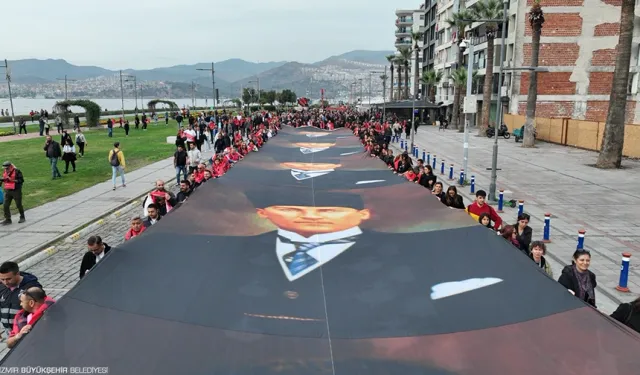 İzmir'de Ata’ya saygı yürüyüşü: 350 metrelik dev poster taşındı