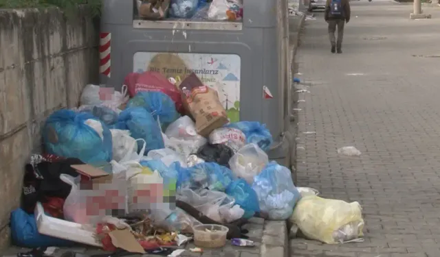 İşçiler 4 gündür çalışmıyor: Çiğli'de her yer çöp içinde