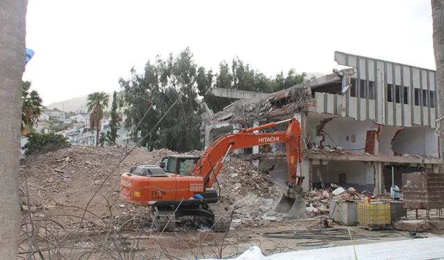 Depreme dayanıksız olan 28 yıllık okul binası yıkılıyor!