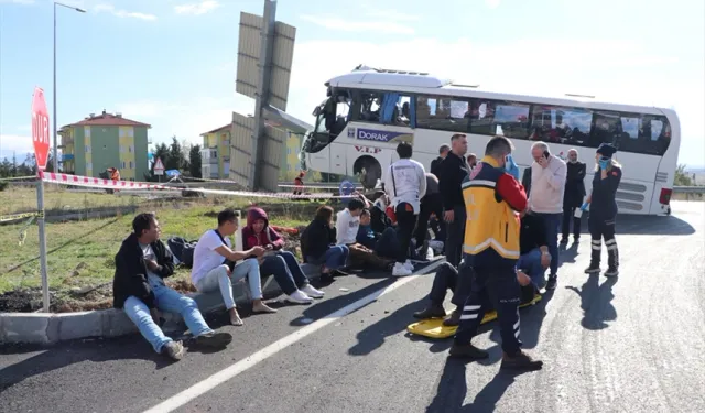Denizli'de tur otobüsü kaza yaptı: 2 kişi öldü, 28 kişi yaralandı