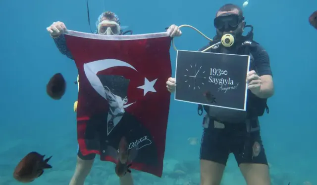 Muğla'da dalgıçlar deniz altında Atatürk'ü andı