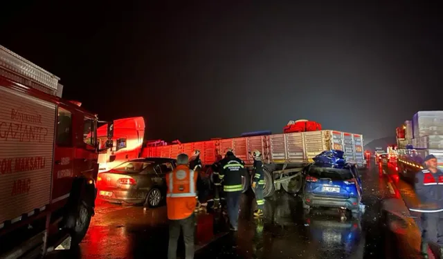 Gaziantep'te ölümlü kaza: Otomobil TIR'ın altına girdi