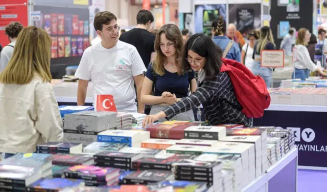 İlber Ortaylı, Ahmet Ümit, Ayşe Kulin, İnci Aral... Bu hafta sonu İzmir Kitap Fuarı'nda