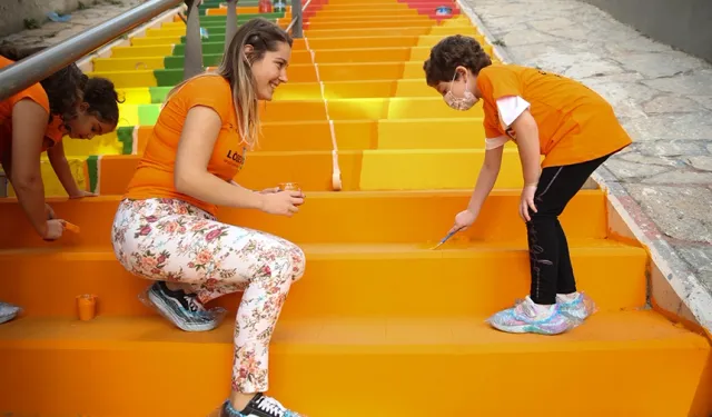 İzmir’in sembolik merdivenlerini LÖSEV turuncuya boyadı
