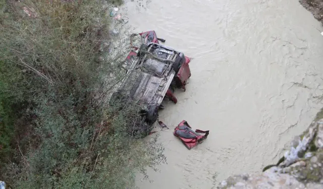 İzmir yolunda feci kaza: Nehre uçan araçtaki 3 kişi öldü