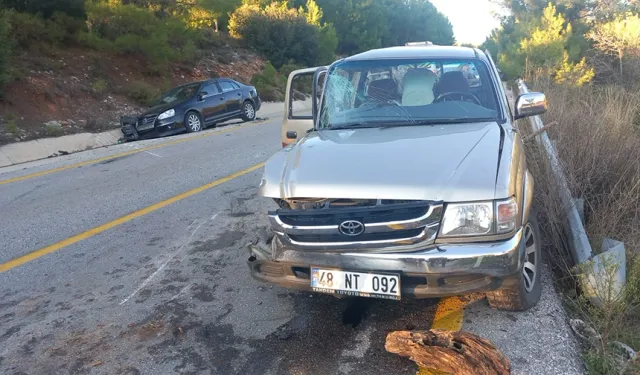 Menteşe'deki düzen kavşağında kaza: 3 yaralı   