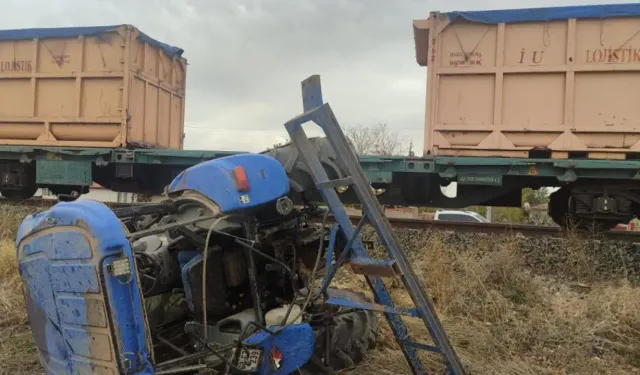 İzmir'e gelen yük treni traktöre çarptı: 1 ölü