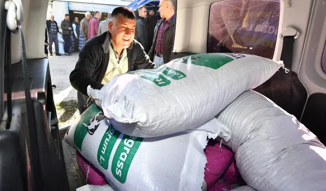 İzmir Büyükşehir'den üreticiye büyük destek: Çuval çuval dağıtıldı