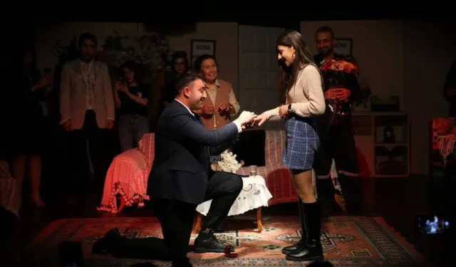 Böyle sürprize az rastlanır: Tiyatro oyununda evlilik teklifi