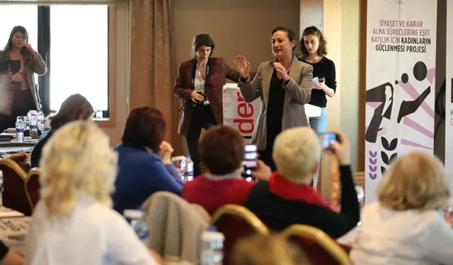 Efes Selçuk Belediye Başkanı Sengel, kadın adaylarla buluştu