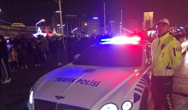 Lüks polis aracı Taksim’de yeni yıl mesaisine çıktı