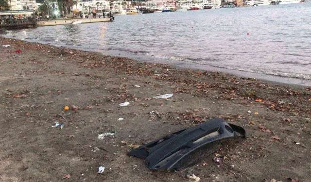 Sağanağın ardından Marmaris'teki halk plajı çöpe teslim oldu