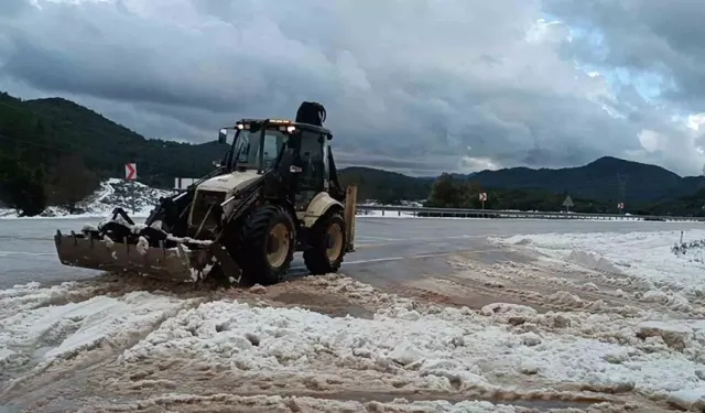Antalya'da şiddetli dolu yağışı: Karayolu trafiğe kapandı