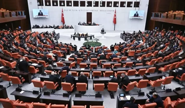 CHP, emeklilere verilen yüzde 49,25'lik zammı TBMM'de protesto etti 